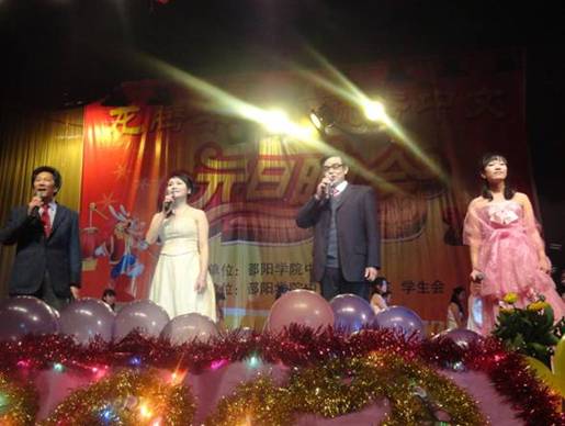 说明: 中文系工会合唱