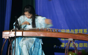 苏湘莉同学正在弹奏古筝